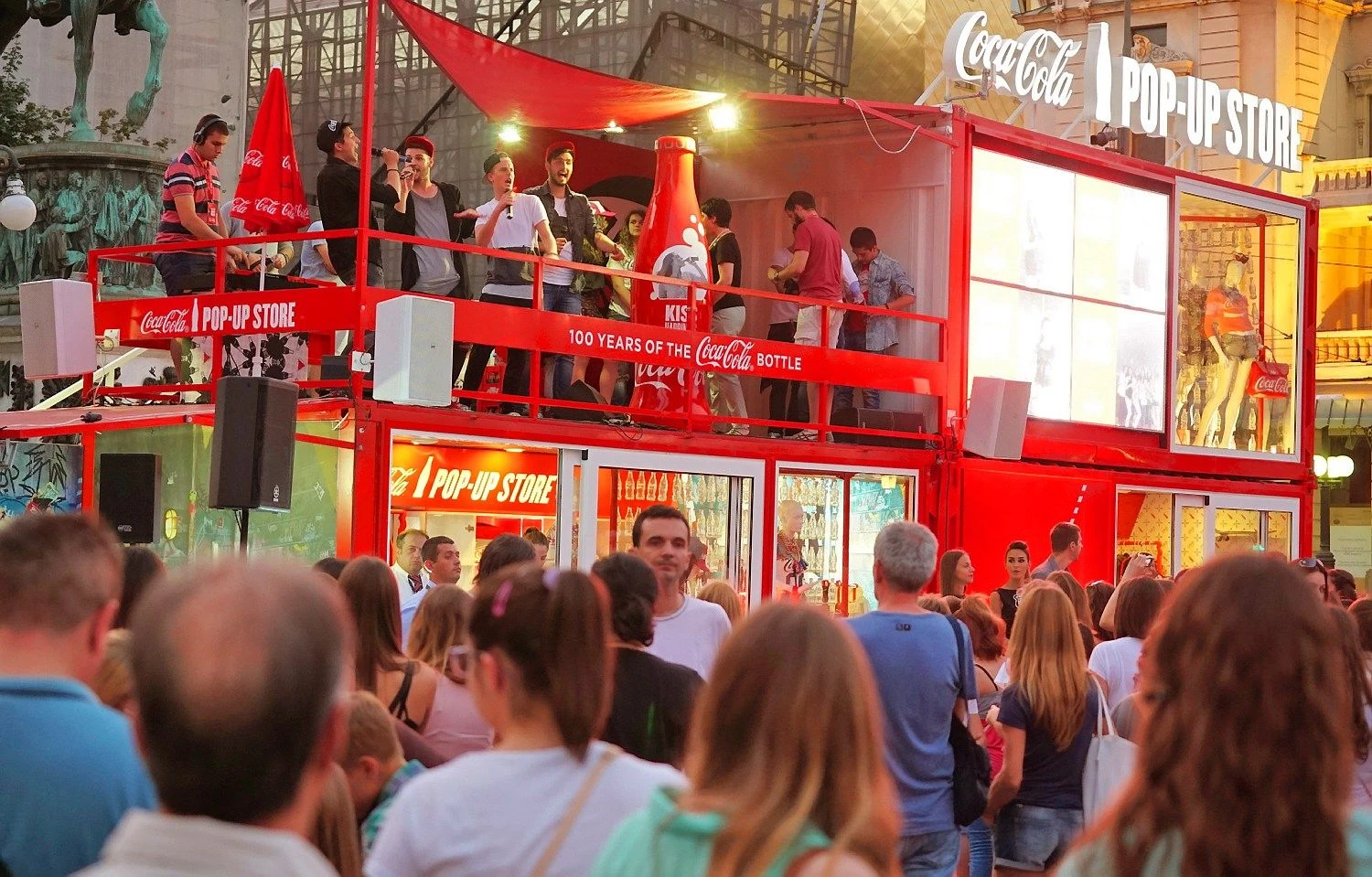 Pirmą kartą į Lietuvą kelioms savaitėms atkeliauja tradicinis kilnojamas „Coca-Cola“ paviljonas.