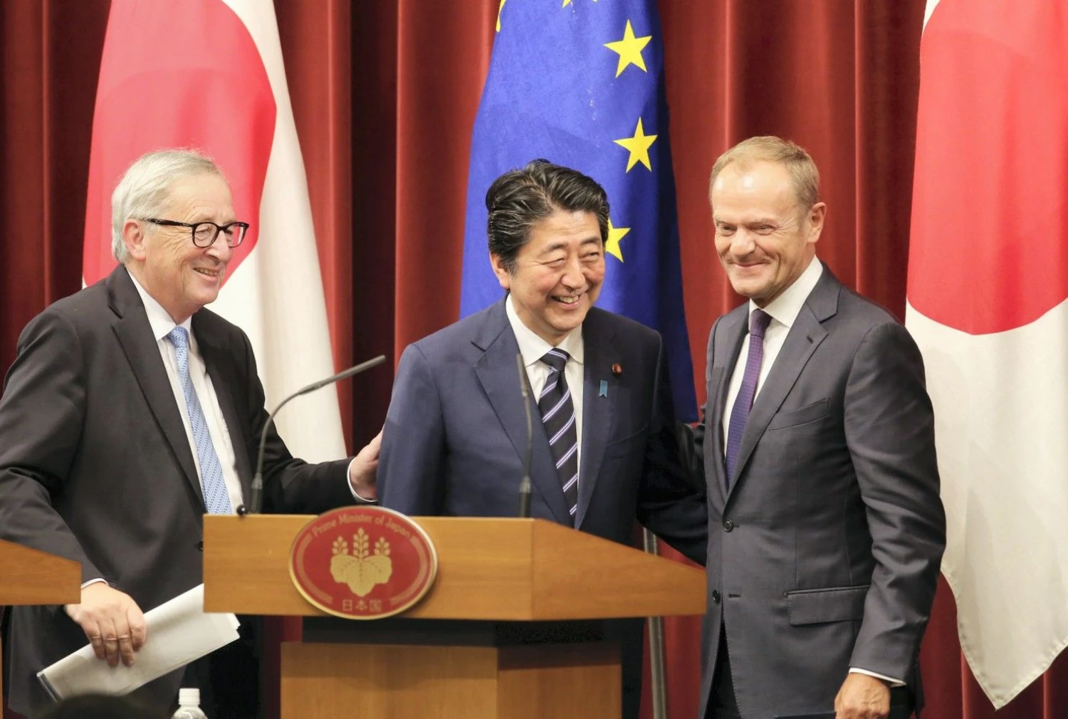 Sutarties tarp ES ir Japonijos lyderių pasirašymas Tokijuje. Koji Sasahara („Reuters“ / „Scanpix“) nuotr.
