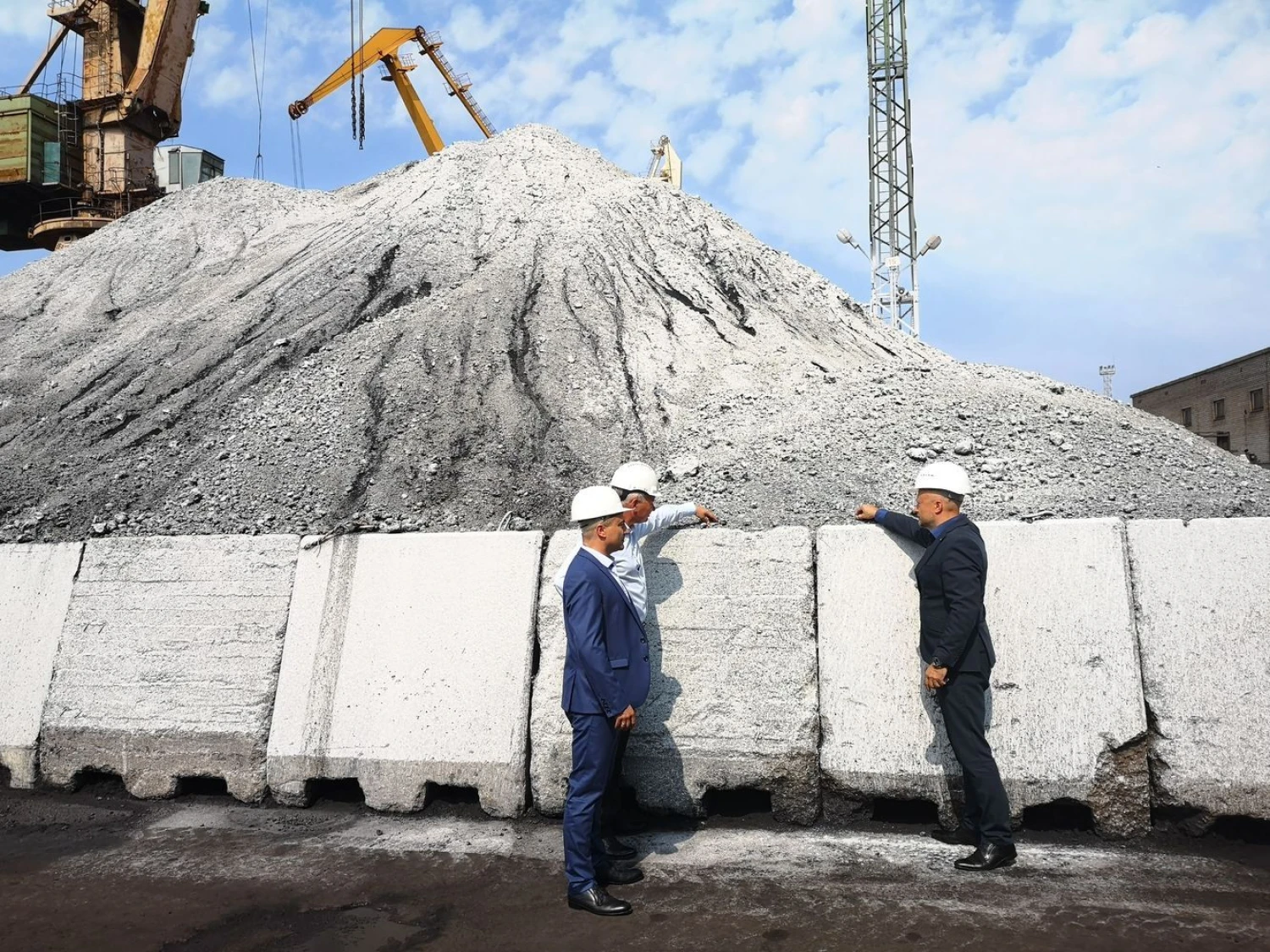 KLASCO ir KVJUD skelbia besiimantys skubių priemonių, kurios turėtų miestą apsaugoti nuo galimos atviro krovos terminalo taršos. KVJUD nuotr.