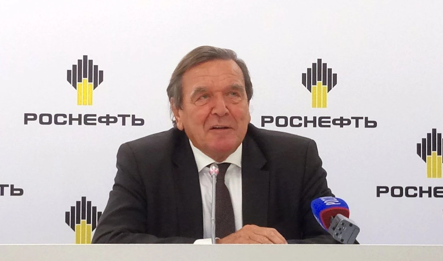 Gerhardas Schroderis po paskyrimo į „Rosneft“ valdybą Sankt Peterburge. Olesios Astakhovos („Reuters“ / „Scanpix“) nuotr.