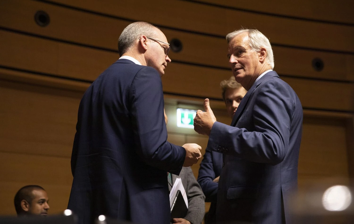 Simonas Coveney, Airijos užsienio reikalų ministras (kairėje) kalbasi su Micheliu Barnier, vyriausiuoju ES „Brexit“ derybininku. Virginios Mayo (AP / „Scanpix“) nuotr.