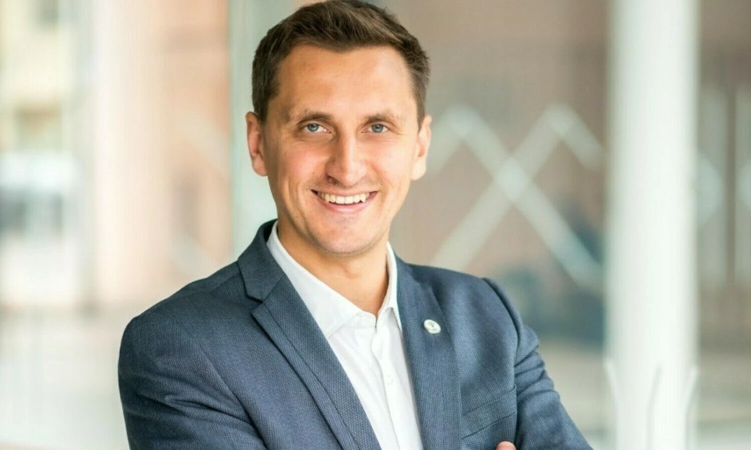 Doc. Dr. Visvaldas Varžinskas, Kauno technologijos universiteto (KTU) Pakavimo inovacijų tyrimų centro vadovas: „Visuomenėje plastikas šiandien jau laikomas absoliučiu blogiu ir jį vis dažniau stengiamasi keisti popieriumi, bet tai – pavojingas mitas.“