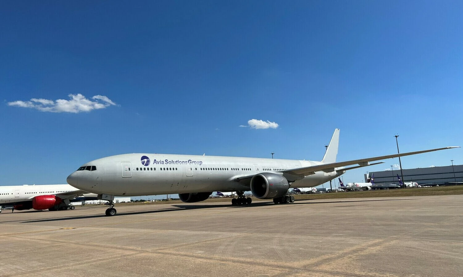 Iki 2026 m. „Avia Solutions Group“ konvertuos šešis „Boeing 777300ER“ keleivinius lėktuvus į mažesnės taršos krovininius orlaivius.