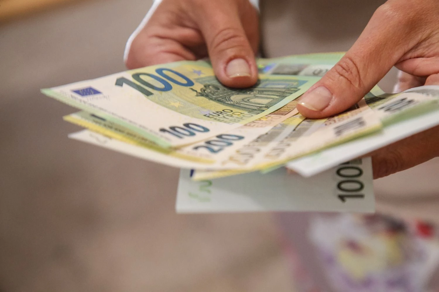 Pristatyti naujieji 100 ir 200 Eur banknotai, kurie apyvartoje pasirodys kitų metų gegužę. Vladimiro Ivanovo (VŽ) nuotr.