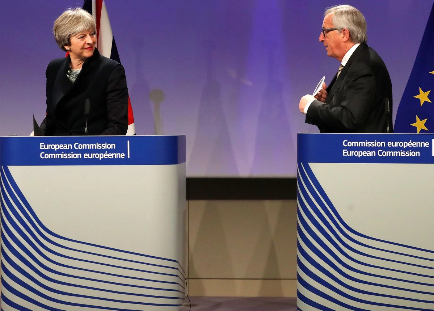 Theresa May, JK premjerė, ir Jeanas Claude'as Junckeris, EK pirmininkas. Yves Herman („Reuters“ / „Scanpix“) nuotr.