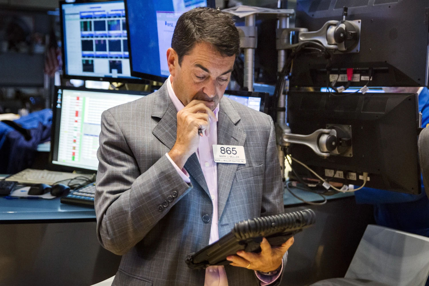 A trader works on the floor of the New York Stock Exchange shortly after the market opened in New York September 4, 2015.  REUTERS/Lucas Jackson 
