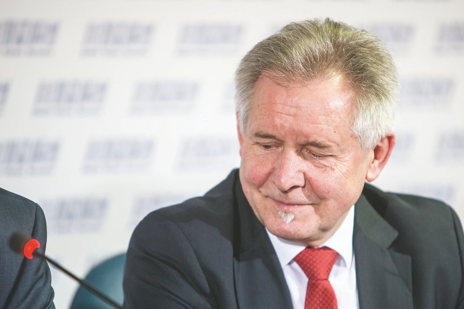 Algirdas Sysas, Seimo vicepirmininkas: „Pataisos pagerins galimybes sąžiningiems verslininkams taikyti įmonių restruktūrizavimą ir sumažės nesąžiningų verslininkų galimybės piktnaudžiauti ir įgyti konkurencinį pranašumą.“
Vladimiro Ivanovo (VŽ) nuotr.