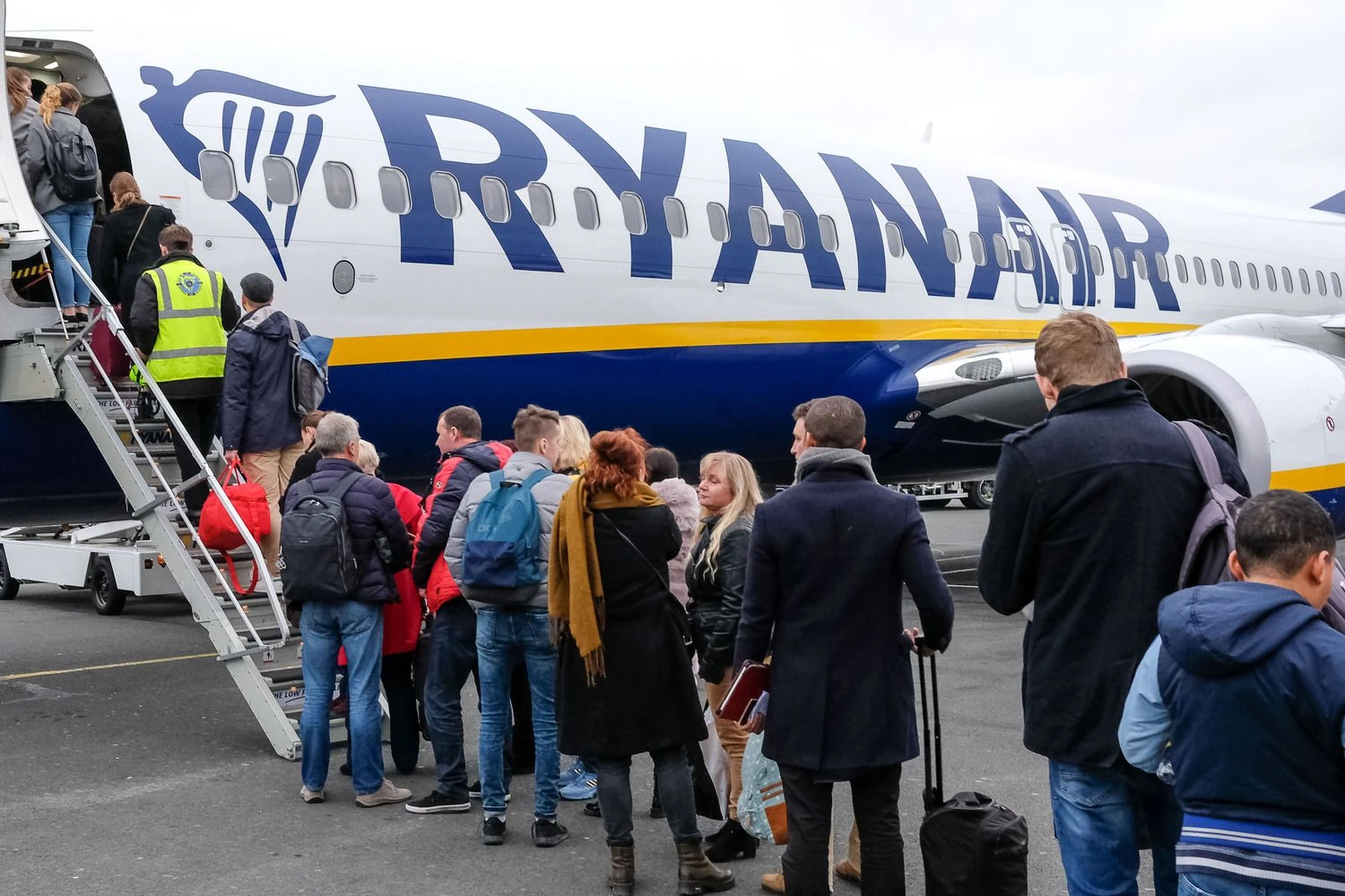 „Ryanair“ apmokestina rankinį bagažą ir siekia sutrumpinti keleivių įlaipinimo bei išlaipinimo laiką. Vladimiro Ivanovo (VŽ) nuotr. 