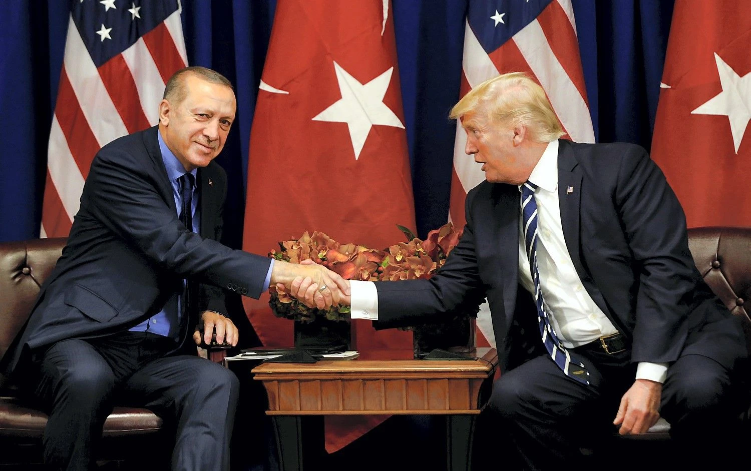 Recepas Tayyipas Erdoganas, Turkijos prezidentas, ir Donaldas Trumpas, JAV vadovas, susitikimo JT Generalinėje Asamblėjoje metu. Kevino Lamarque'o („Reuters“ / „Scanpix“) nuotr.