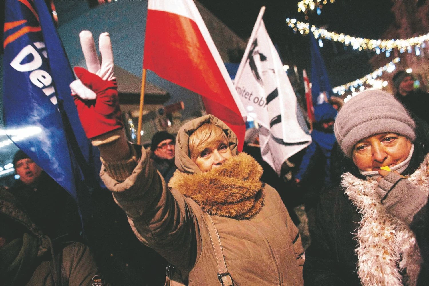 Masiniai protestai Lenkijoje privertė valdžią atsisakyti planų visiškai uždrausti abortus. Adamo Stepieno („Reuters“ / „Scanpix“) nuotr.