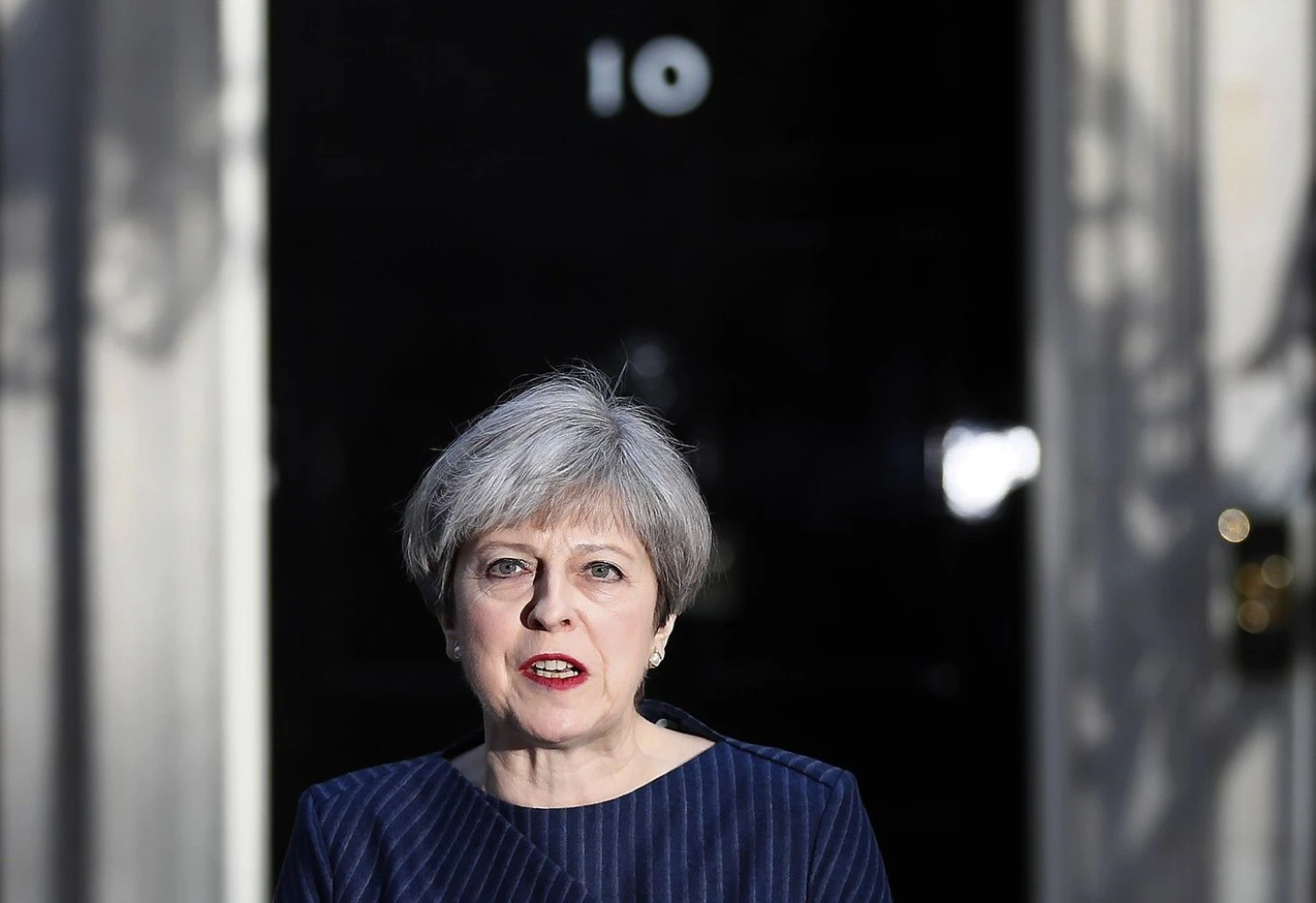 Theresa May, Jungtinės Karalystės premjerė, praneša apie sprendimą skelbti išankstinius rinkimus. Stefano Wermutho („Reuters“ / „Scanpix“) nuotr.
