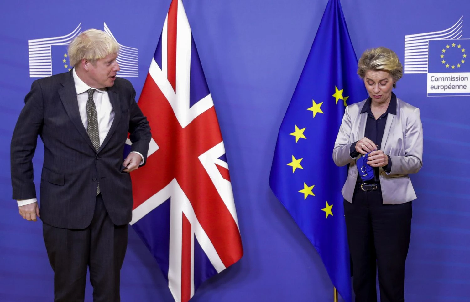 B. Johnsonas ir U. von der Leyen prieš vakarienę Briuselyje. Olivier Hoslet (AP/„Scanpix“) nuotr. 