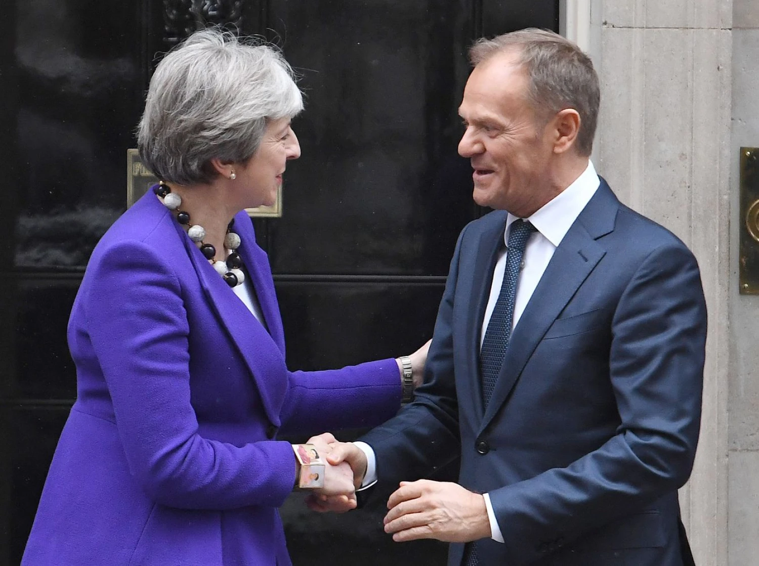 JK premjerė Theresa May ir EVT pirmininkas Donaldas Tuskas („Reuters“ / „Scanpix“ ) nuotr. 