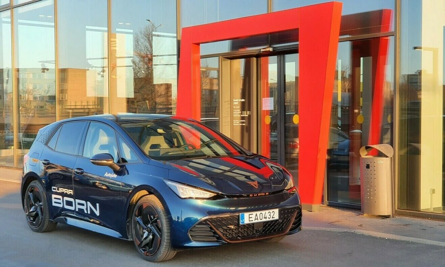 „Cupra Born“ konkuruoja su negausiu varžovų kontingentu, žadėdama emocingą vairavimą. Lino Butkaus (VŽ) nuotr.