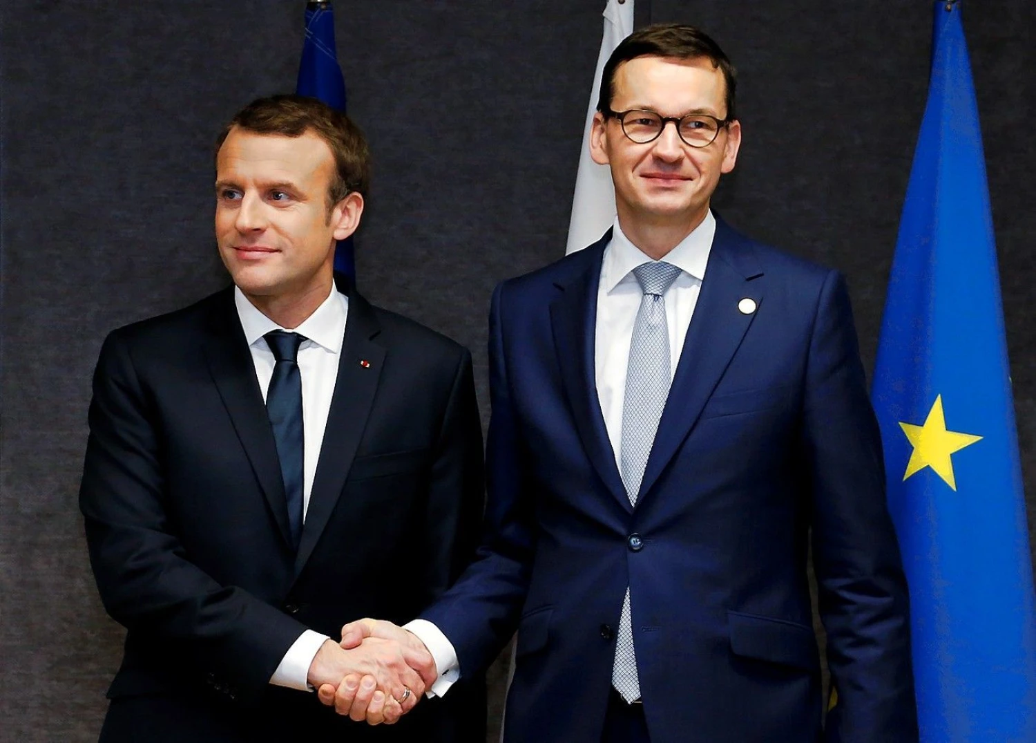 Emmanuelis Macronas, Prancūzijos prezidentas, ir Mateuszas Morawieckis, naujasis Lenkijos premejras. Francois Lenoir (Reuters / Scanpix) nuotr.