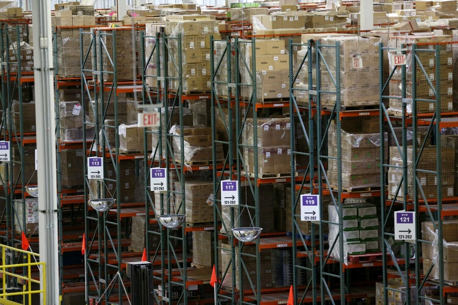 „Amazon“ prekių paskirstymo centras. Roberto Galbraitho („Reuters“ / „Scanpix“) nuotr.
