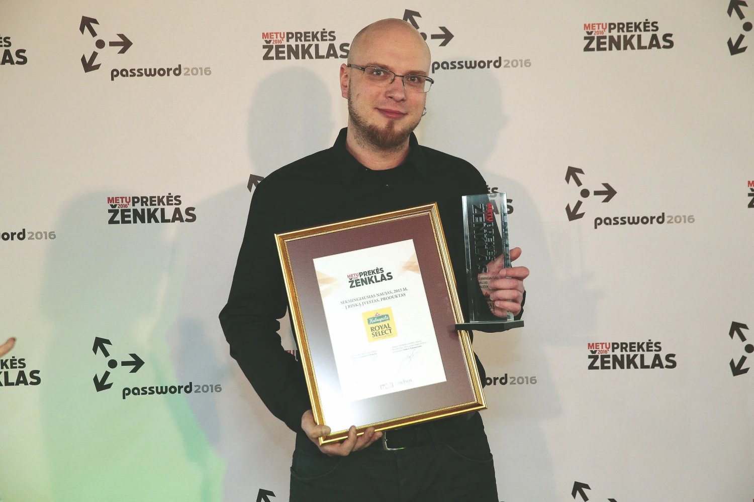 Sėkmingiausio naujo metų gaminio, pasirodžiusio 2015 m. Lietuvos parduotuvių lentynose, apdovanojimą atsiėmė Rimantas Vasiliauskas, UAB „Kalnapilio-Tauro grupės“ prekių ženklo vadovas. Vladimiro Ivanovo (VŽ ) nuotr.