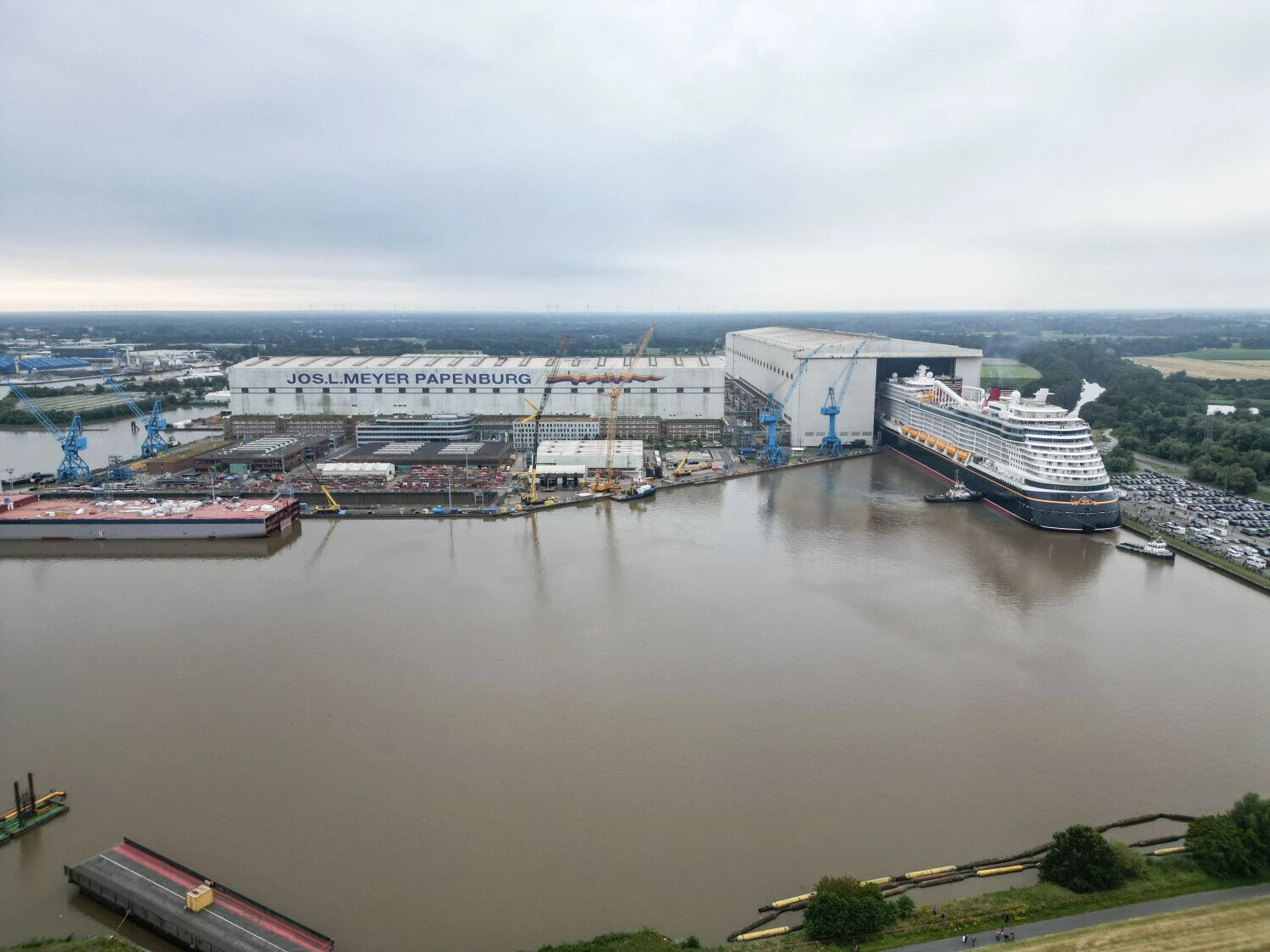Iš „Meyer Werft“ kruizinių laivų statybos terminalo išplaukia laivas „Disney Treasure“. Larso Penningo (dpa / „Scanpix“) nuotr.