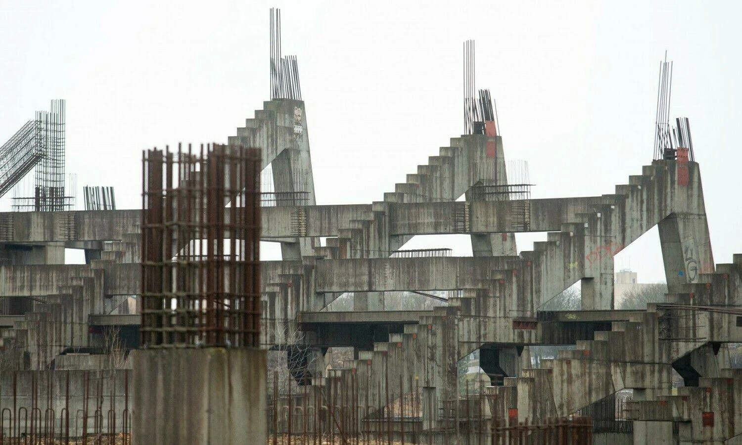 Vilniuje griaunamos nebaigto statyti stadiono Šeškinėje konstrukcijos. Juditos Grigelytės (VŽ) nuotr.