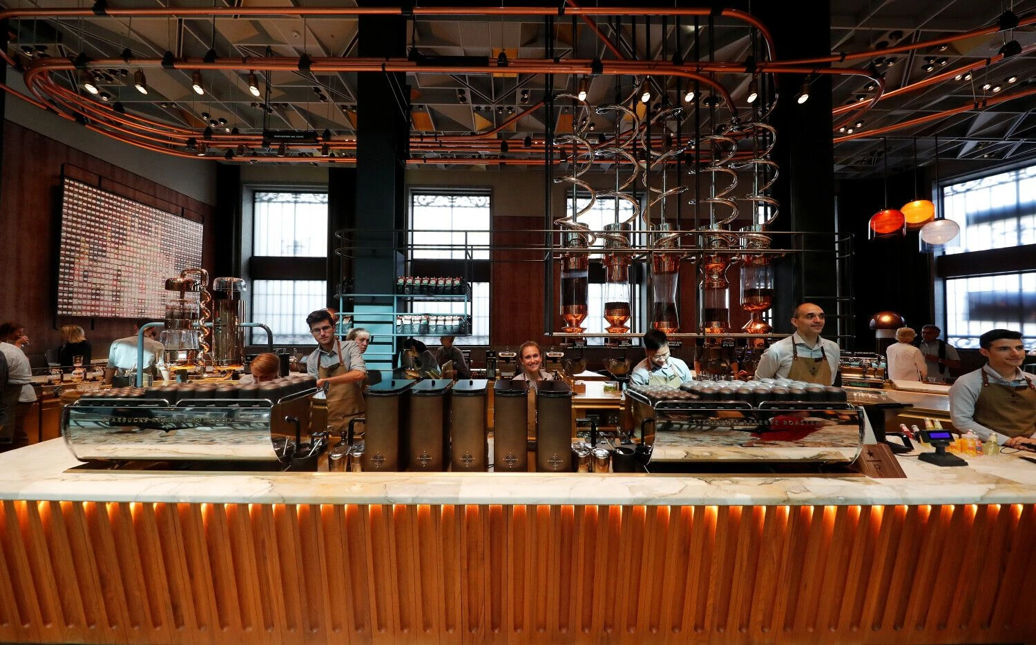 „Starbucks Reserve Roastery“ Milano centre, 2018 m. rugsėjo 4 d. Stefano Rellandini („Reuters“ / „Scanpix“) nuotr.