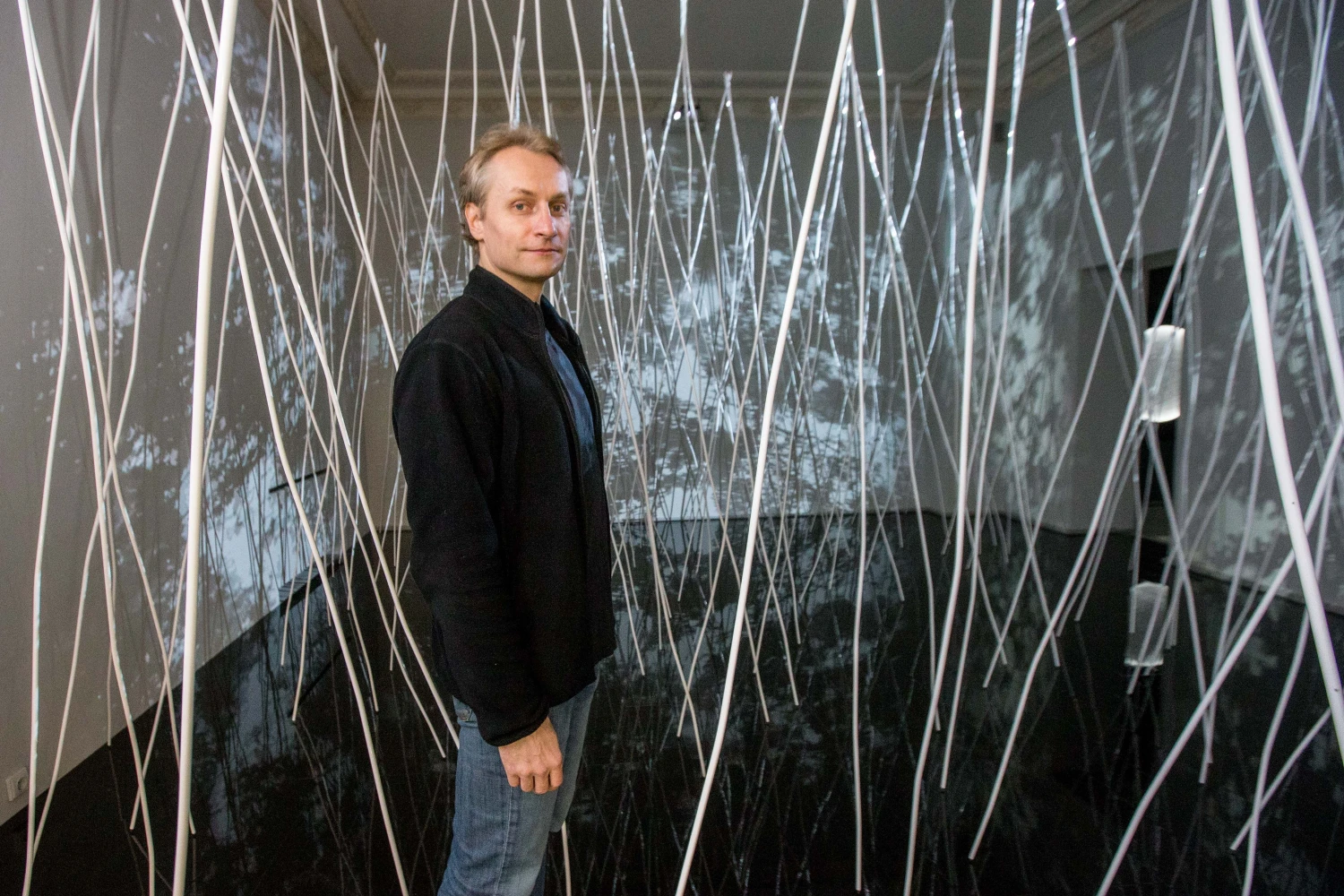 Žilvinas Kempinas ir naujausia jo instaliacija „Miškas“. Vaizdai nufilmuoti važiuojant dviračiu, tik apversti – kad būtų abstrakčiau.Juditos Grigelytės (VŽ) nuotr.