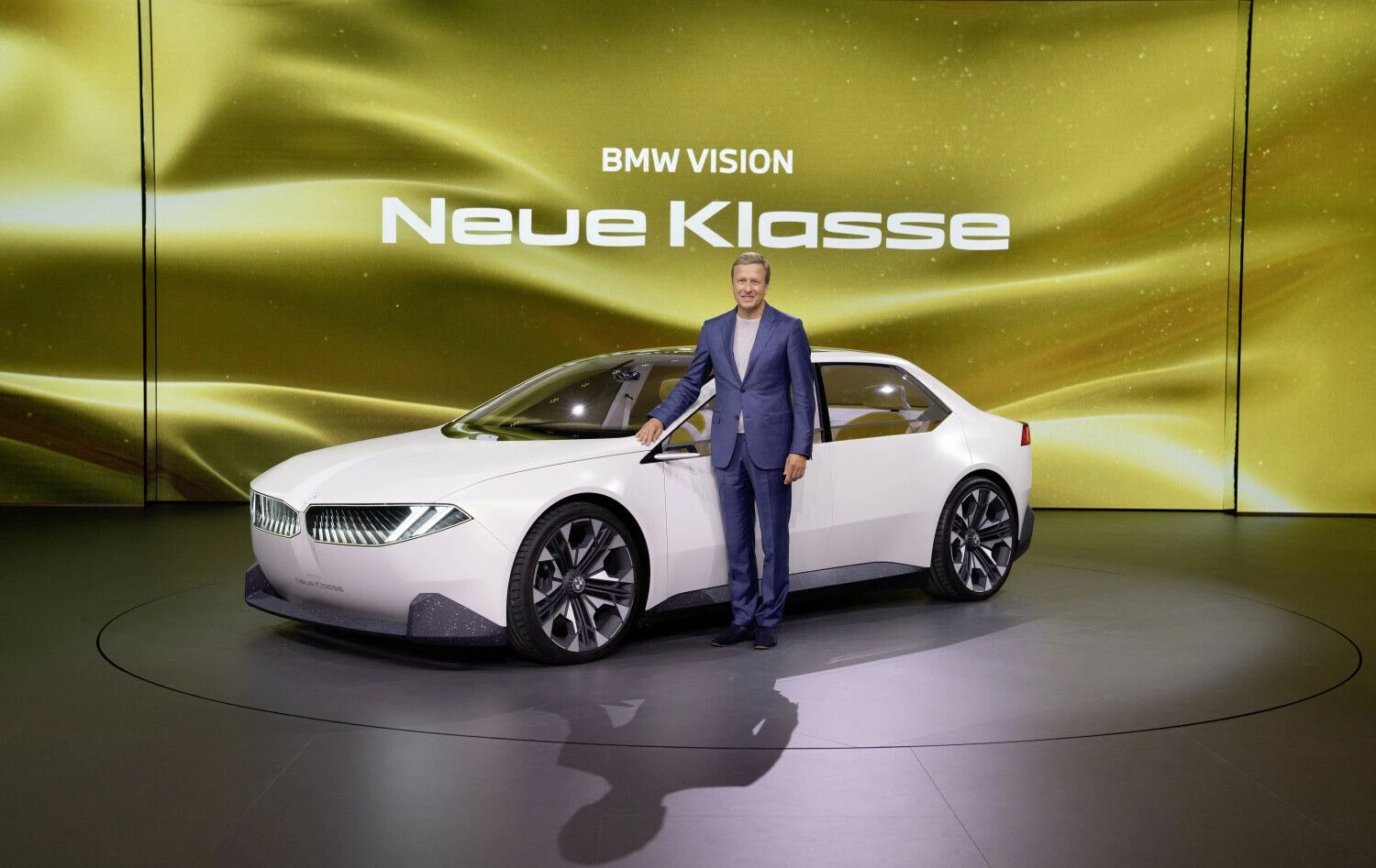 Oliveris Zipsche, BMW vadovas, pristatymo metu tvirtino, kad serijinės „Vision Neue Klasse“ versijos liko laukti porą metų. BMW AG nuotr.
