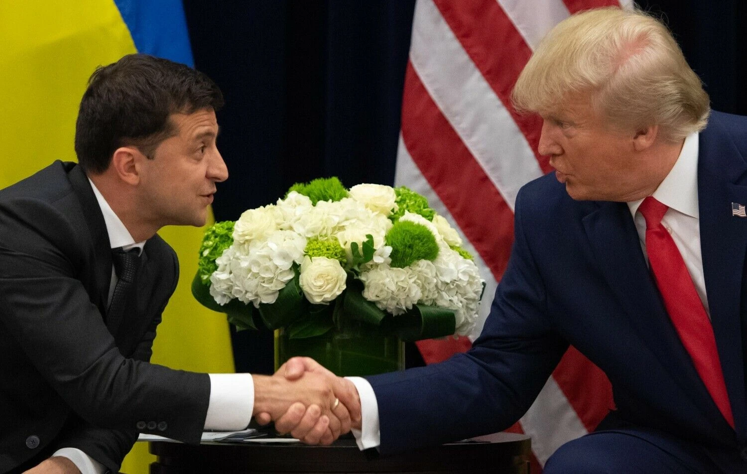 Ukrainos prezidentas Volodymyras Zelenskis ir buvęs JAV prezidentas Donaldas Trumpas per susitikimą 2019 m. Saulo Loebo (AFP / „Scanpix“) nuotr.