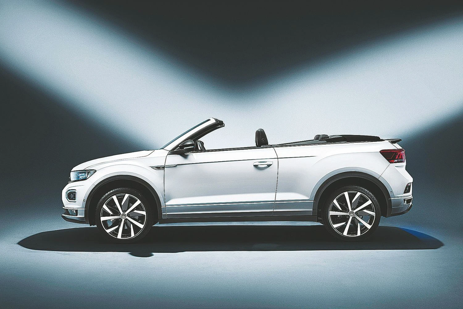 „T-Roc Cabriolet“ bus vienintelis „Volkswagen“ modelis atviru kėbulu. „Volkswagen AG“ nuotr.