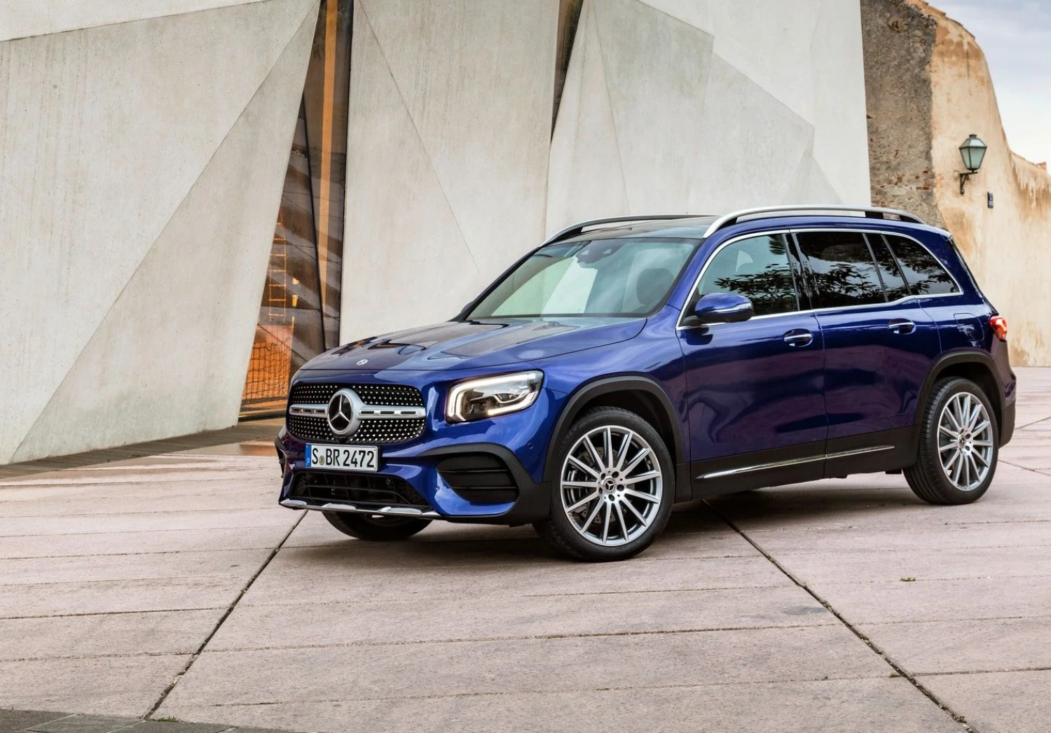 Praktiškasis GLB Europoje yra perpus mažiau populiaresnis už savo „mažesnįjį brolį“ GLA. „Daimler AG“ nuotr.