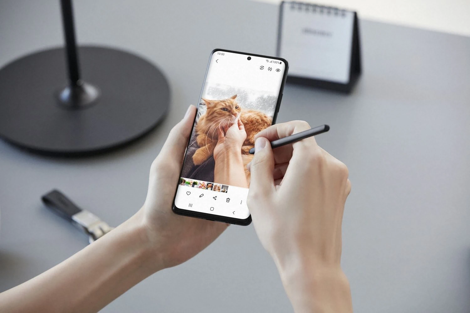 „Samsung“ naujasis „Galaxy S21 Ultra“ su su ekrano rašikliu „S Pen“. Kompanijos (AP/„Scanpix“) nuotr.