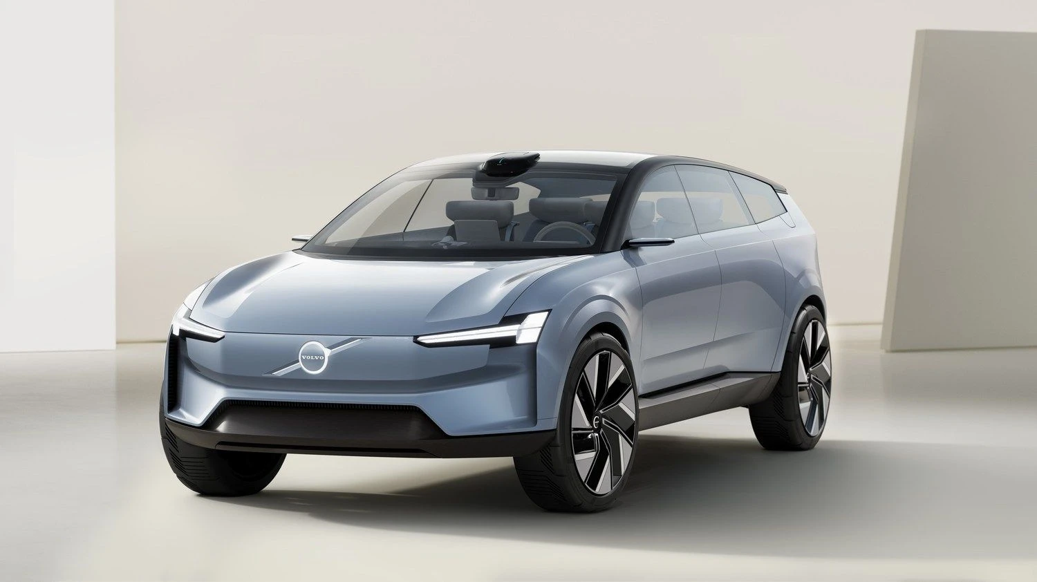 „Concept Recharge“ rodo tolimesnę „Volvo“ dizaino ir technologijų kryptį. „Volvo Car Corporation“ nuotr.