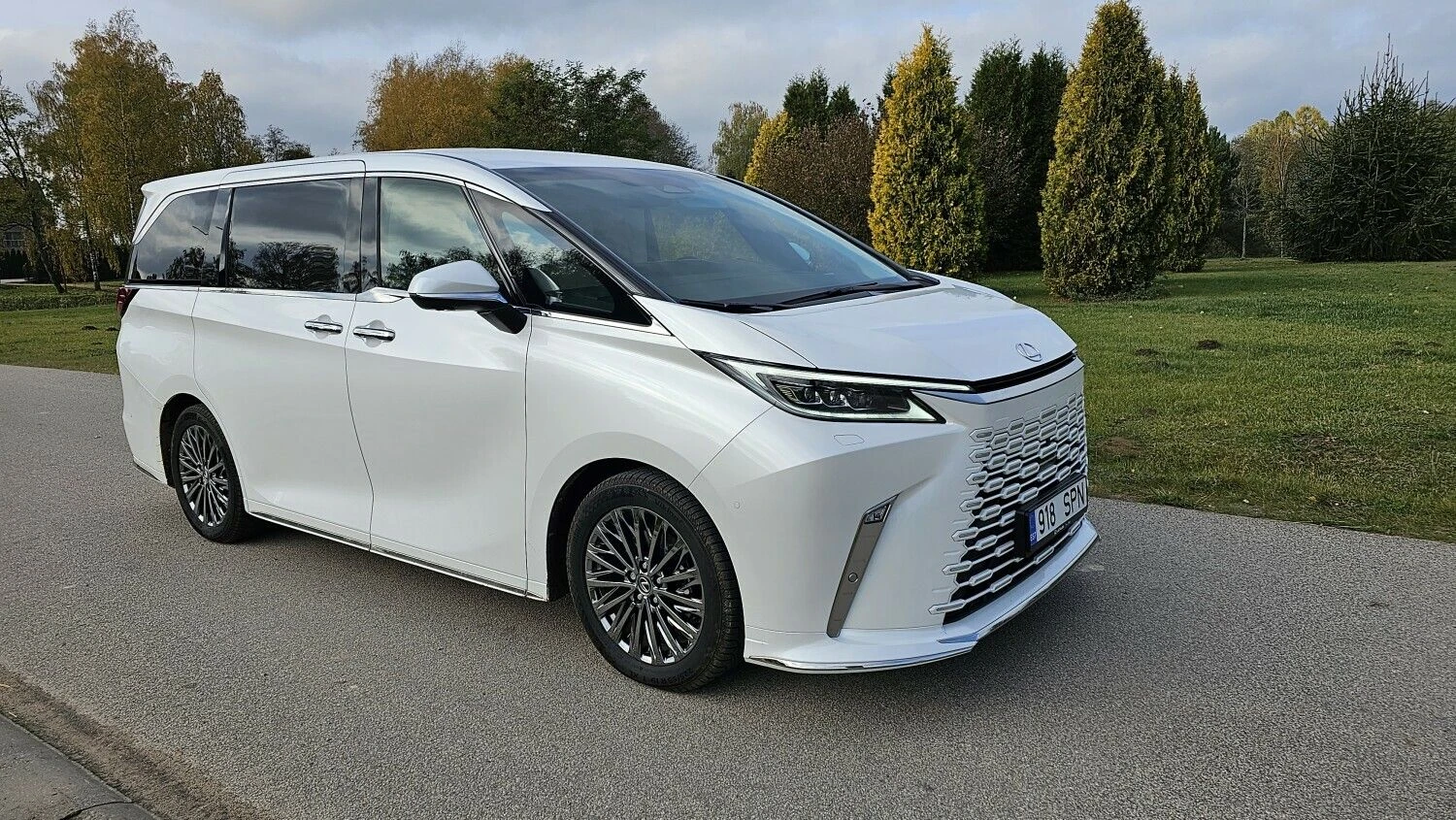 LM yra brangiausias „Lexus“ modelis po maža serija pagaminto superautomobilio LFA. Lino Butkaus (VŽ) nuotr.