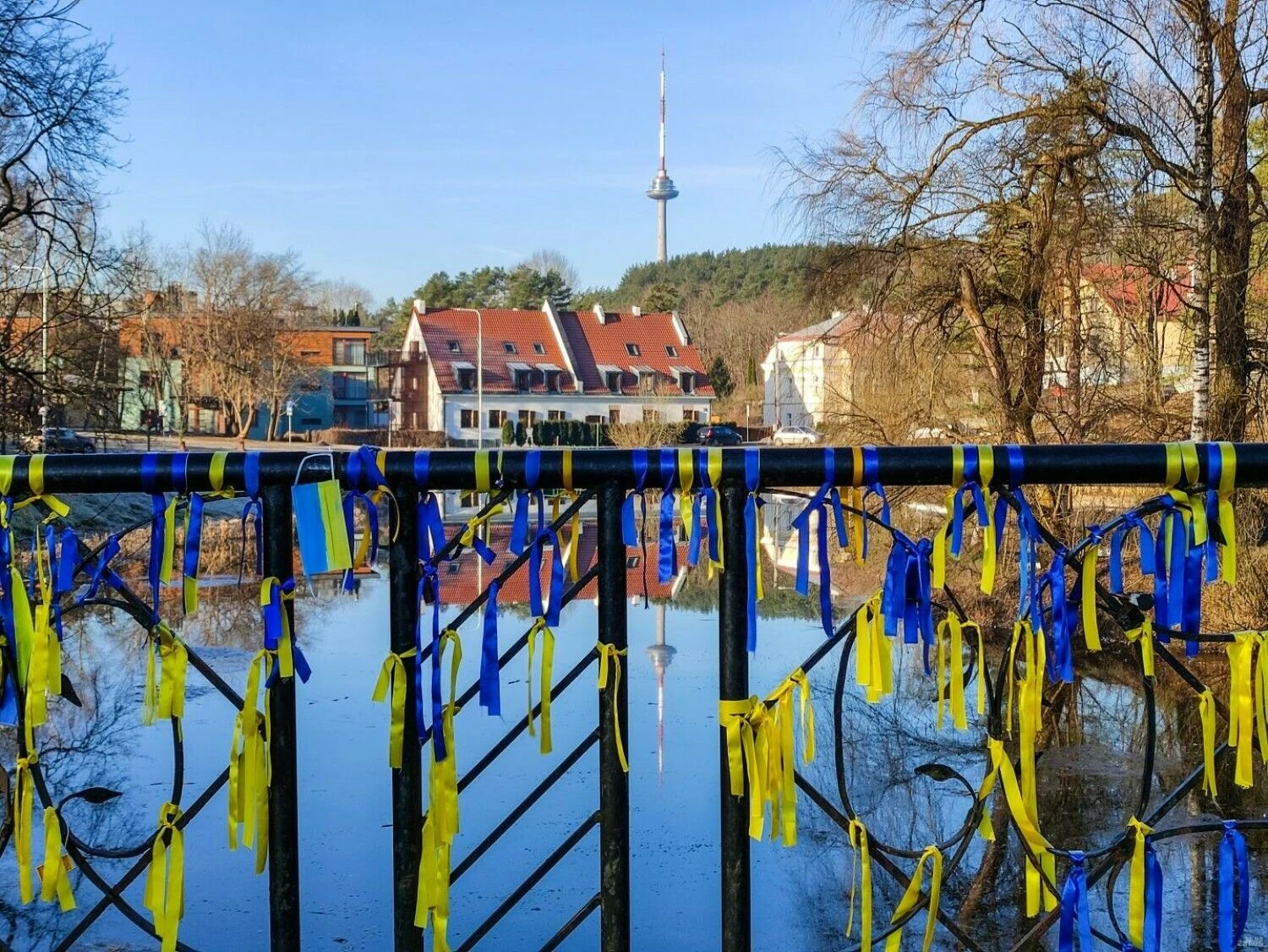 Boriso Nemcovo skveras Vilniuje, Ukrainos palaikymo plakatai. Vladimiro Ivanovo (VŽ) nuotr.