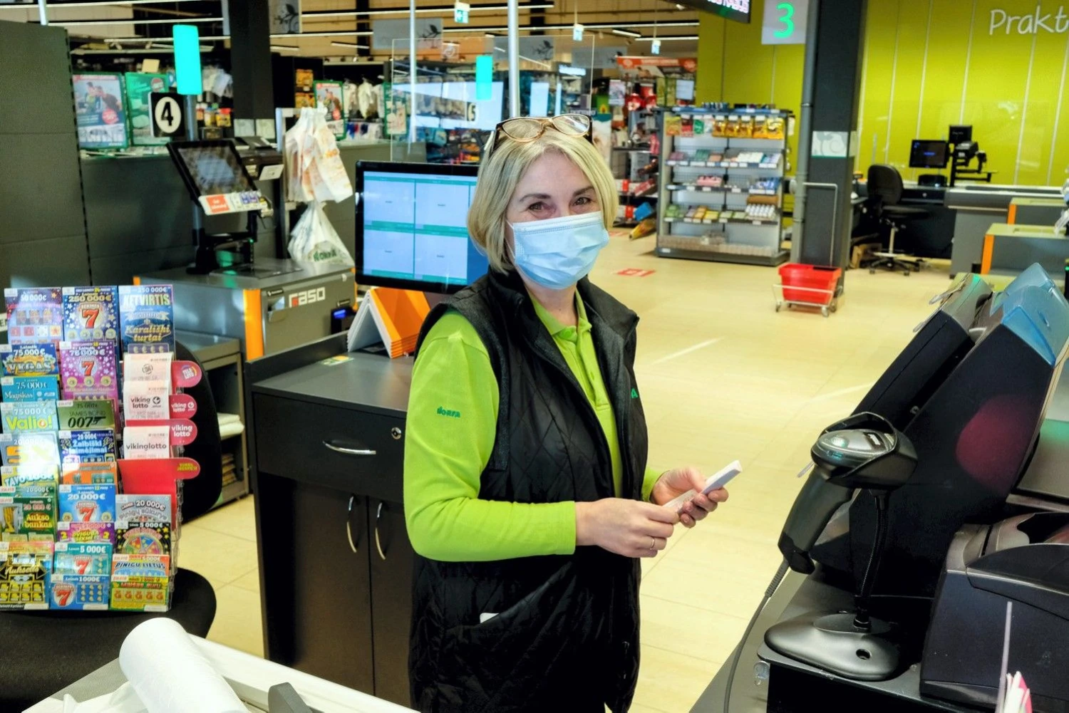 Kovo mėnesį „Norfos“ darbuotojams išmokėtų atlyginimų mediana siekia 1.283,35  Eur – daugiausia iš visų maisto prekybos tinklų.  VLADIMIRO IVANOVO NUOTR.