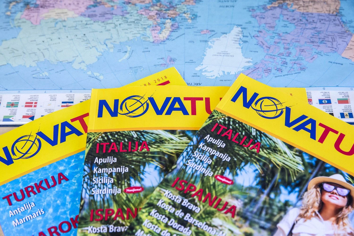 Kelionių organizatoriaus „Novaturas“ katalogai. Juditos Grigelytės (VŽ) nuotr.
