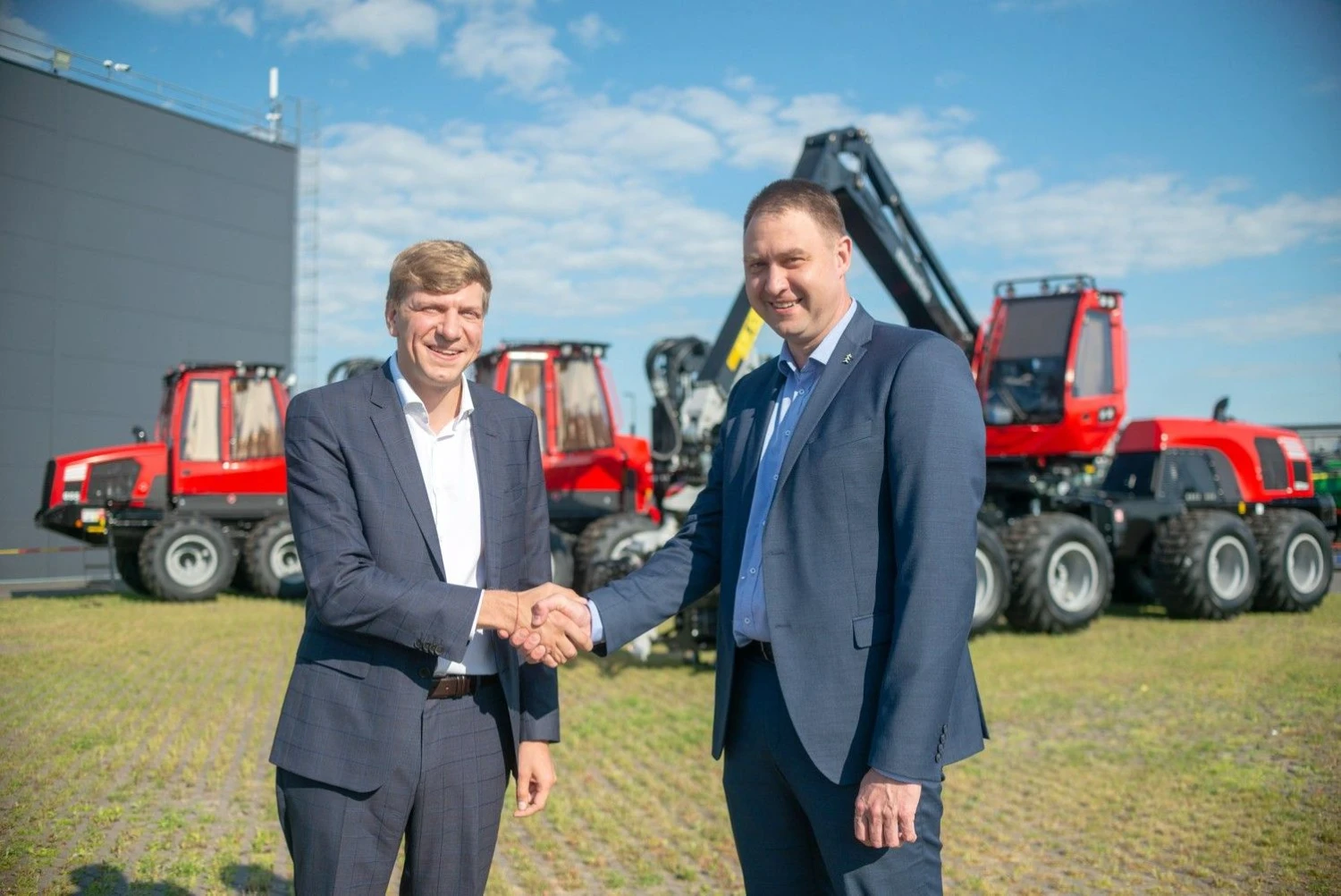 DOJUS įmonių grupės generalinis direktorius Donatas Dailidė (kairėje) ir Valstybinės miškų urėdijos vadovas Valdas Kaubrė perduodant urėdijai pirmąsias medkirtes.