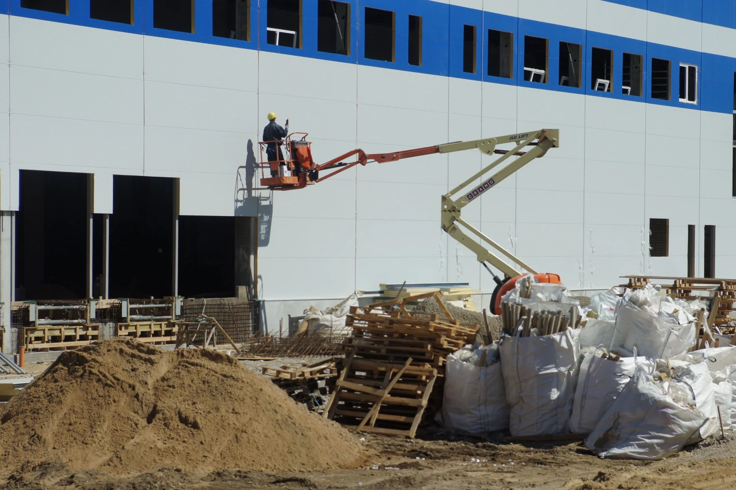 Valdžia tikisi, kad visas regionų problemas išspręs beprecedentė milijardinė ES parama, tačiau akivaizdu, kad nesudarius sąlygų užsienio kompanijoms investuoti į tvarias darbo vietas proveržio ten nebus. Algimanto Kalvaičio nuotr.