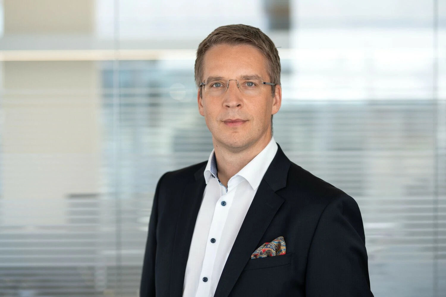 „Akivaizdu, kad tvarumas iš madingo žodžio tampa realiu kūnu ir būtinybe ne tik moderniems biurų pastatams, bet ir sandėliams“, – teigia Laurynas Kuzavas, logistikos NT vystymo ir valdymo įmonės „SIRIN Development“ vadovas.