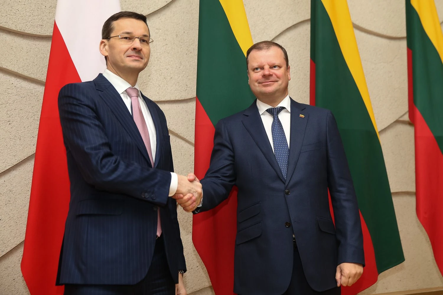 Su į Vilnių atvykusiu Lenkijos premjeru Mateuszu Morawieckiu (nuotr. kairėje) susitiko Lietuvos Vyriausybės vadovas Saulius Skvernelis. Vladimiro Ivanovo (VŽ) nuotr.