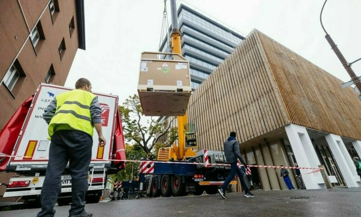 Į klinikos pastatą gabenamas magnetinio rezonanso aparatas. Andreso Raudjalgo („Novel Clinic“/„Aripaev“) nuotr.