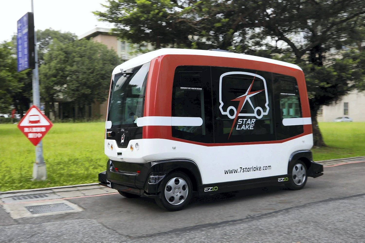 Prancūzų pagamintas autonominis autobusiukas "EZ10" Taipėjaus gatvėje. Tyrone Siu ("Reuters") nuotr.