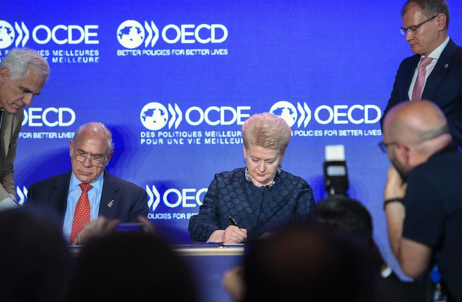 Gegužės pabaigoje Paryžiuje prezidentės Dalios Grybauskaitės ir EBPO generalinio sekretoriaus Angelio Gurrios pasirašytoji Lietuvos stojimo į EBPO sutartis įsigalios šią savaitę. Roberto Dačkaus (Prezidento kanceliarija) nuotr. 