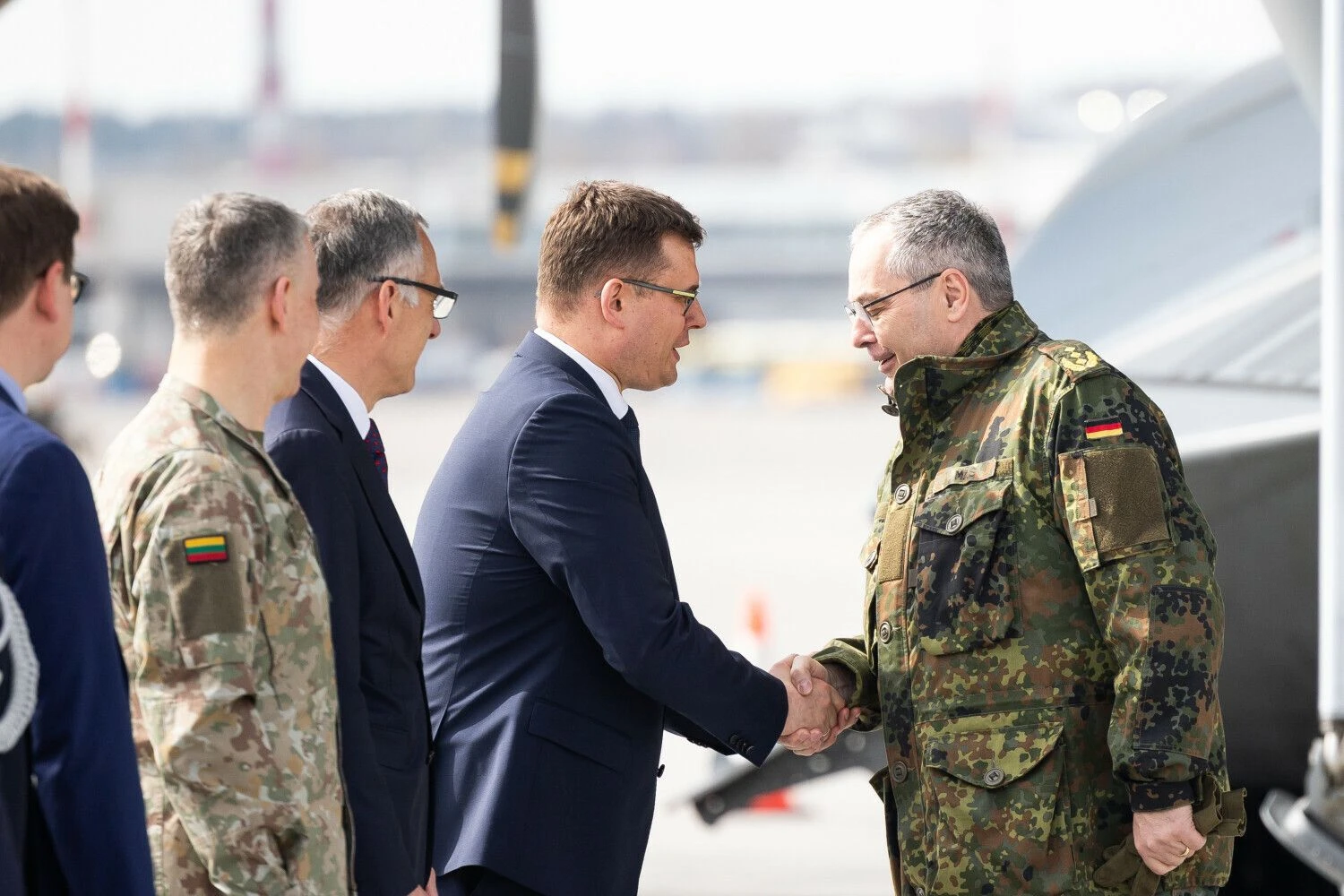 Laurynas Kasčiūnas, krašto apsaugos ministras, sveikina į Lietuvą atvykusius pirmuosius Vokietijos karius. L. Balandžio (BNS) nuotr.
