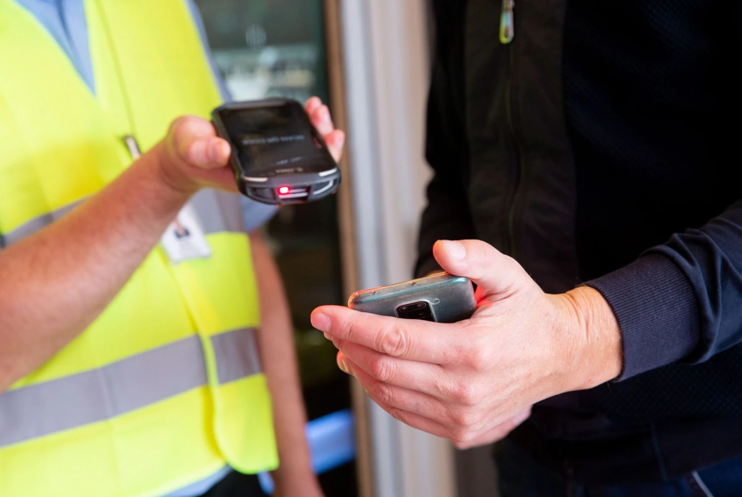 Tikrinami Galimybių pasai Vilniaus prekybos centruose. Juditos Grigelytės (VŽ) nuotr.