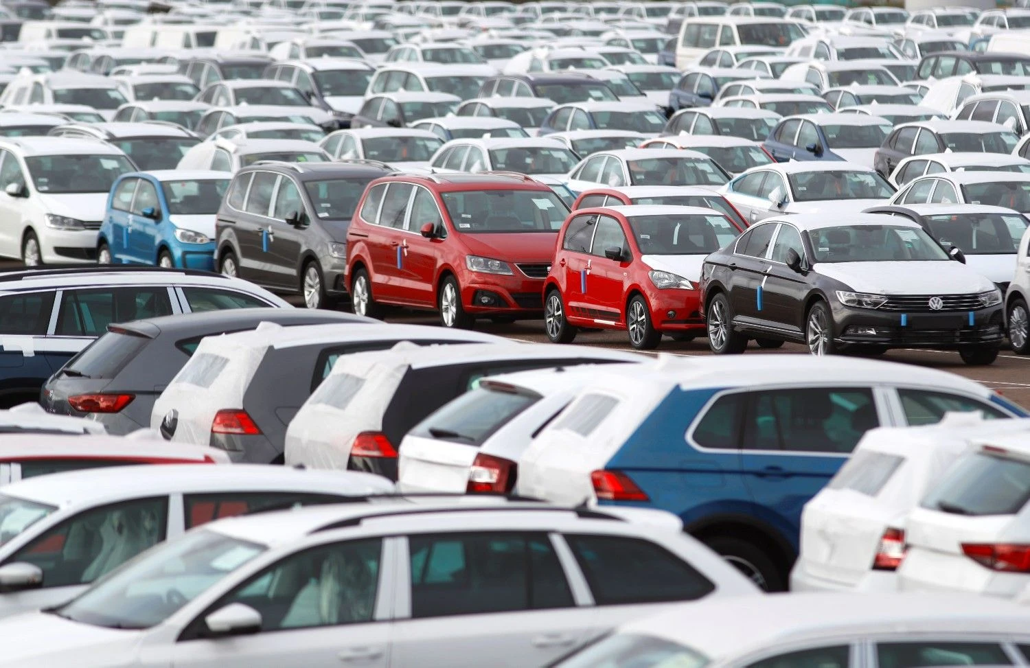 Automobilių pramonės atsigavimas prisidėjo prie viso gamybos sektoriaus augimo. Peterio Nichollso („Reuters“ / „Scanpix“) nuotr.