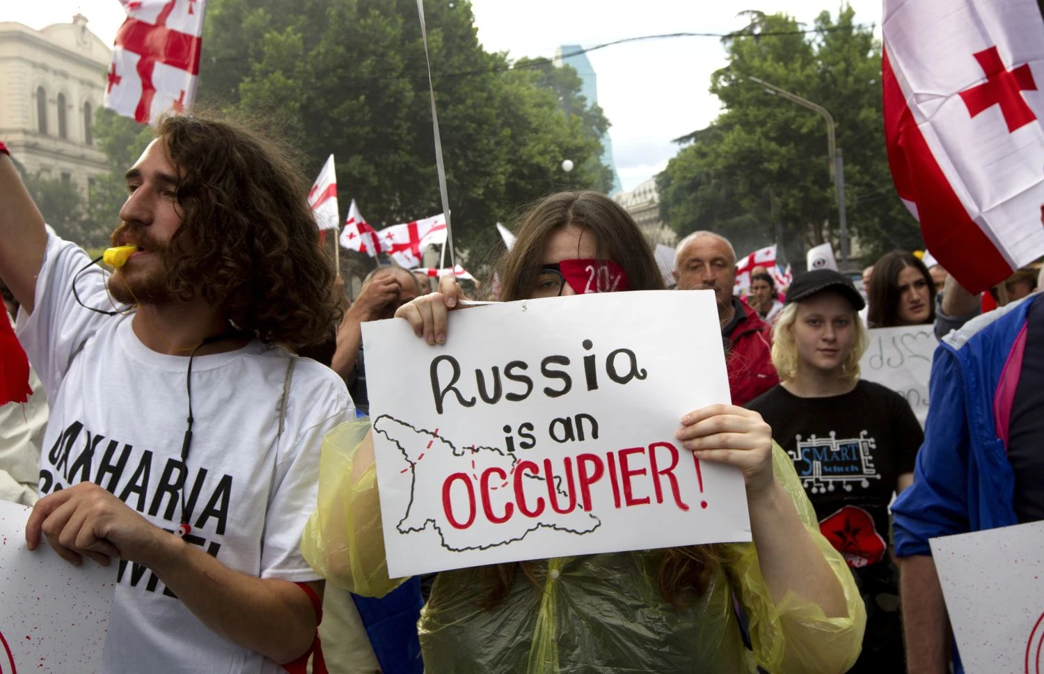 Po demonstracijų Tbilisyje Rusija nusprendė uždrausti skrydžius į Sakartvelą. Shakh Aivazov (AP/„Scanpix“) nuotr. 