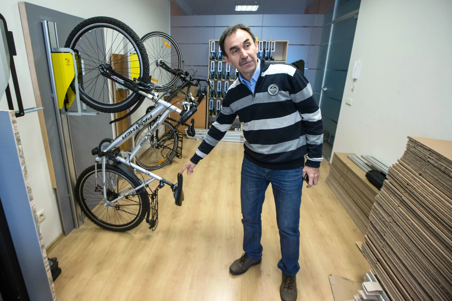 Bronius Rauba, UAB „Parkis“ direktorius: „Mūsų įrenginys ne tik pakelia dviratį nenaudodamas žmogaus jėgos, bet ir sutaupo apie 40% vietos.“ Vladimiro ivanovo (VŽ) nuotr.