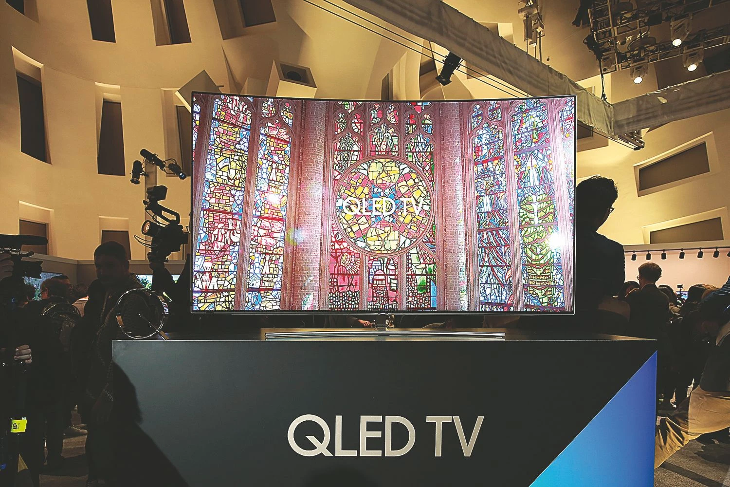Naujasis QLED televizorius atrodys kaip paveikslas. „Samsung“ nuotr.
