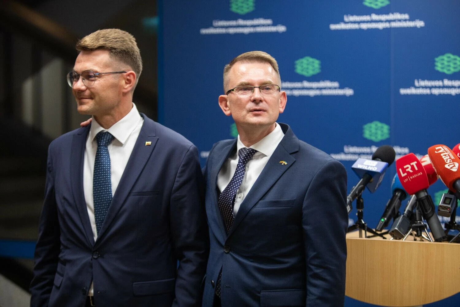 Aurimas Pečkauskas, paskirtasis sveikatos apsaugos ministras (kairėje) ir Arūnas Dulkys, buvęs sveikatos apsaugos ministras. Roberto Riabovo (BNS) nuotr.