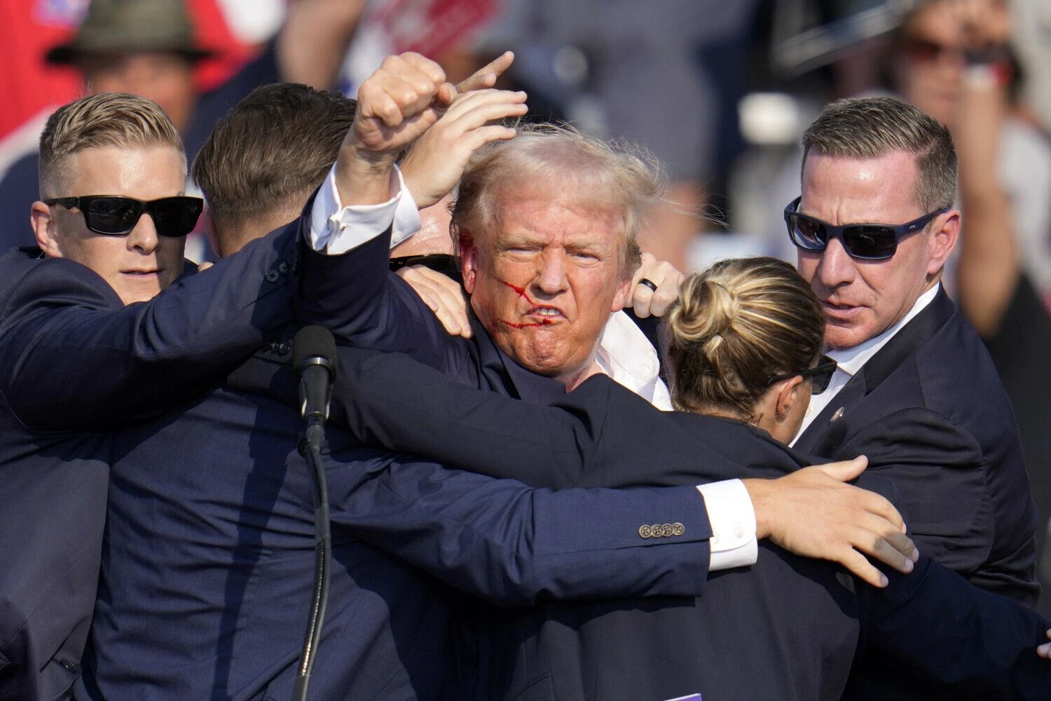 Nors ir sužeistas per rinkiminį mitingą D. Trumpas pareiškė dalyvausiąs JAV Respublikonų partijos suvažiavime. Gene J. Puskar („AP Photo“ / „Scanpix“) nuotr.